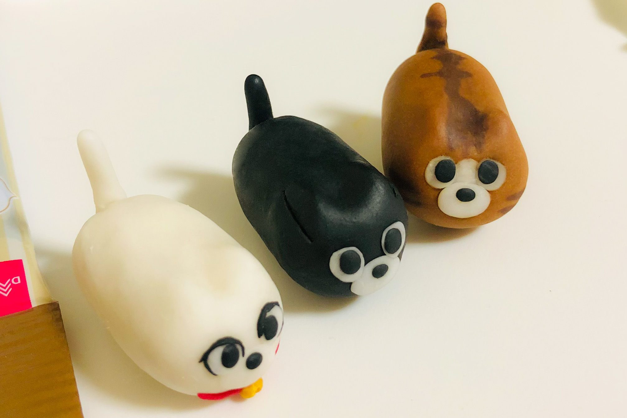 マリーとチャーリーと一緒にいるバット