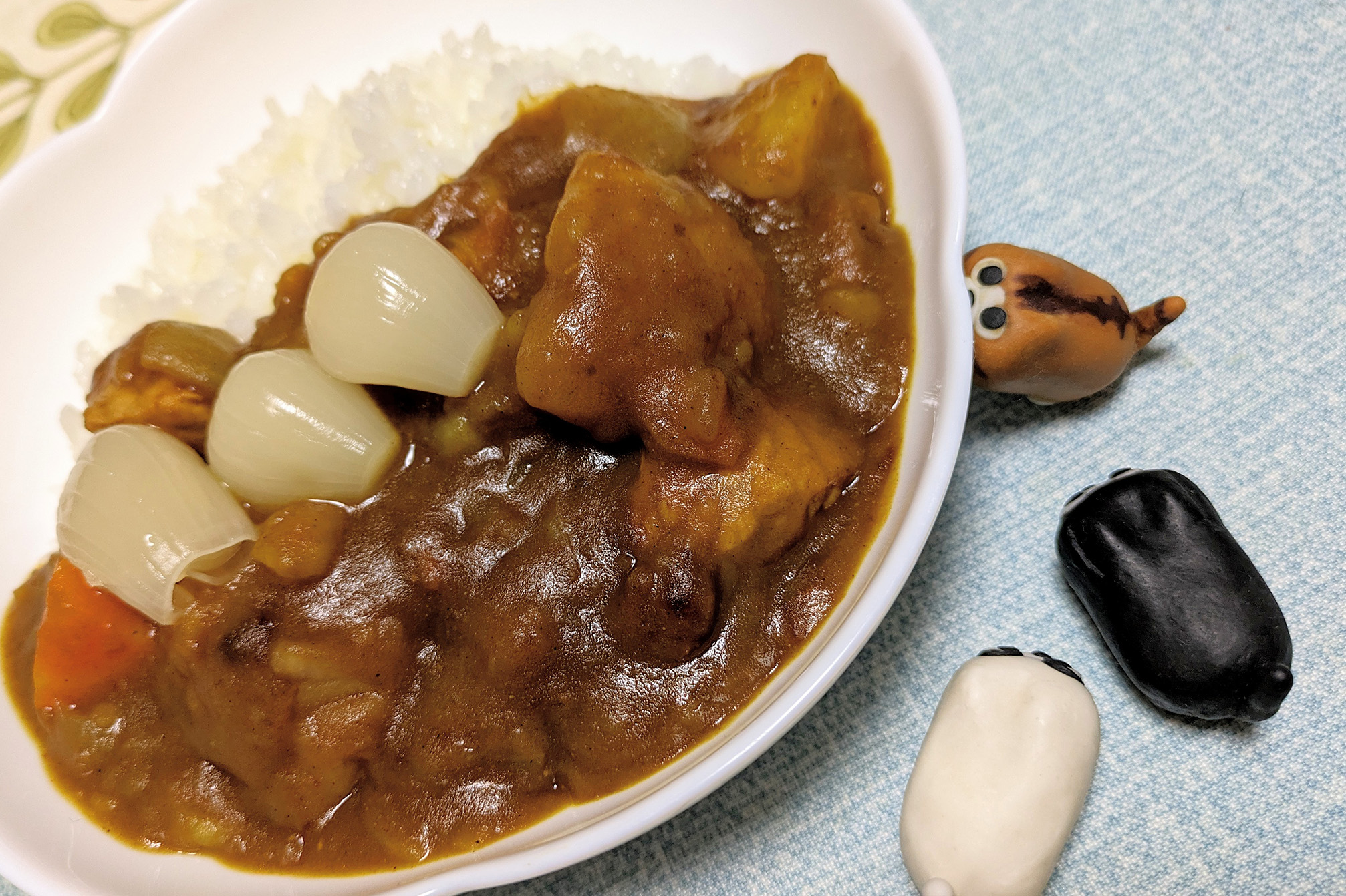 具がごろごろしてるカレーを狙うチャーリー達