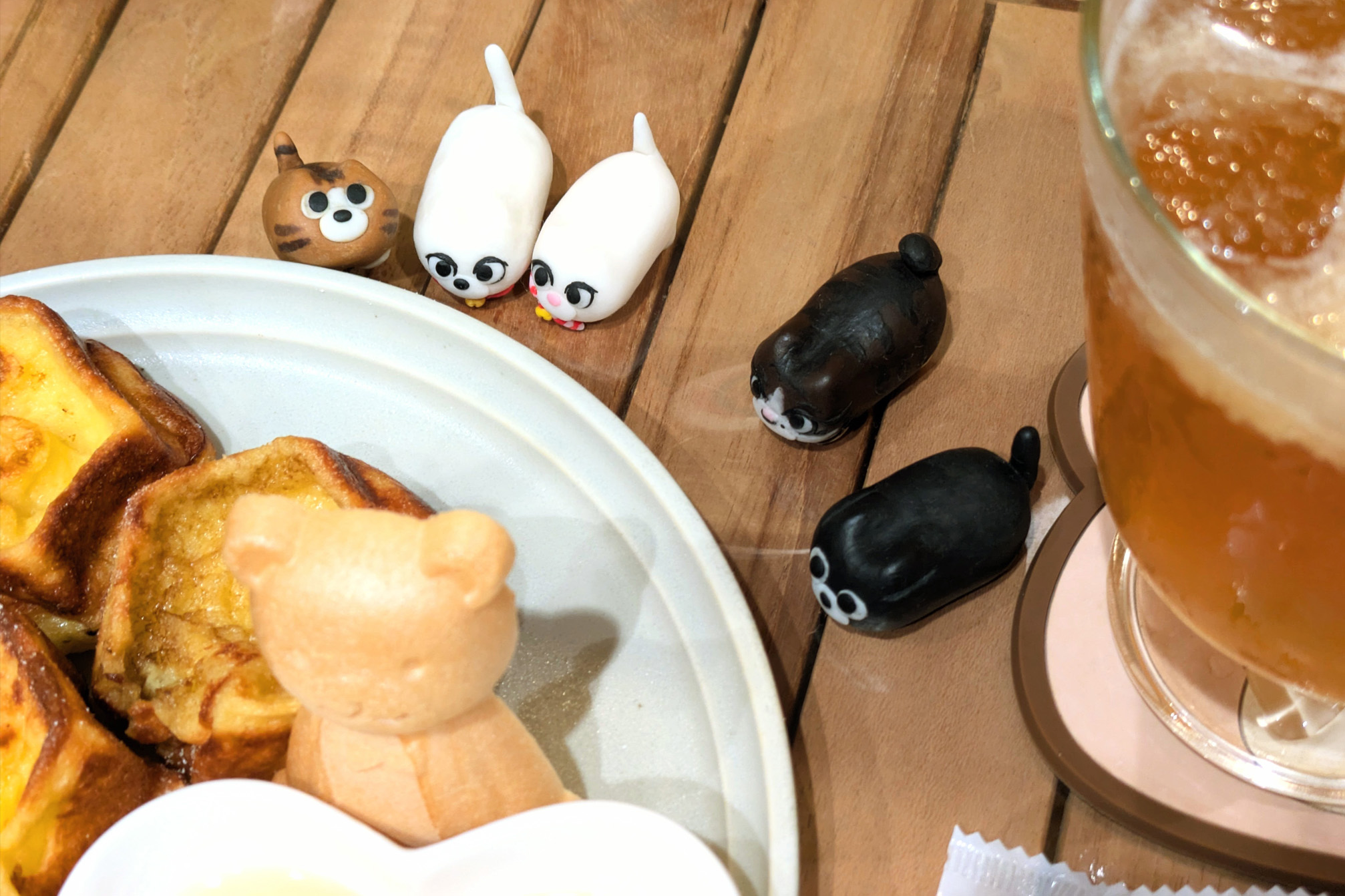 はちくまカフェとBADCATこっちを見るチャーリー