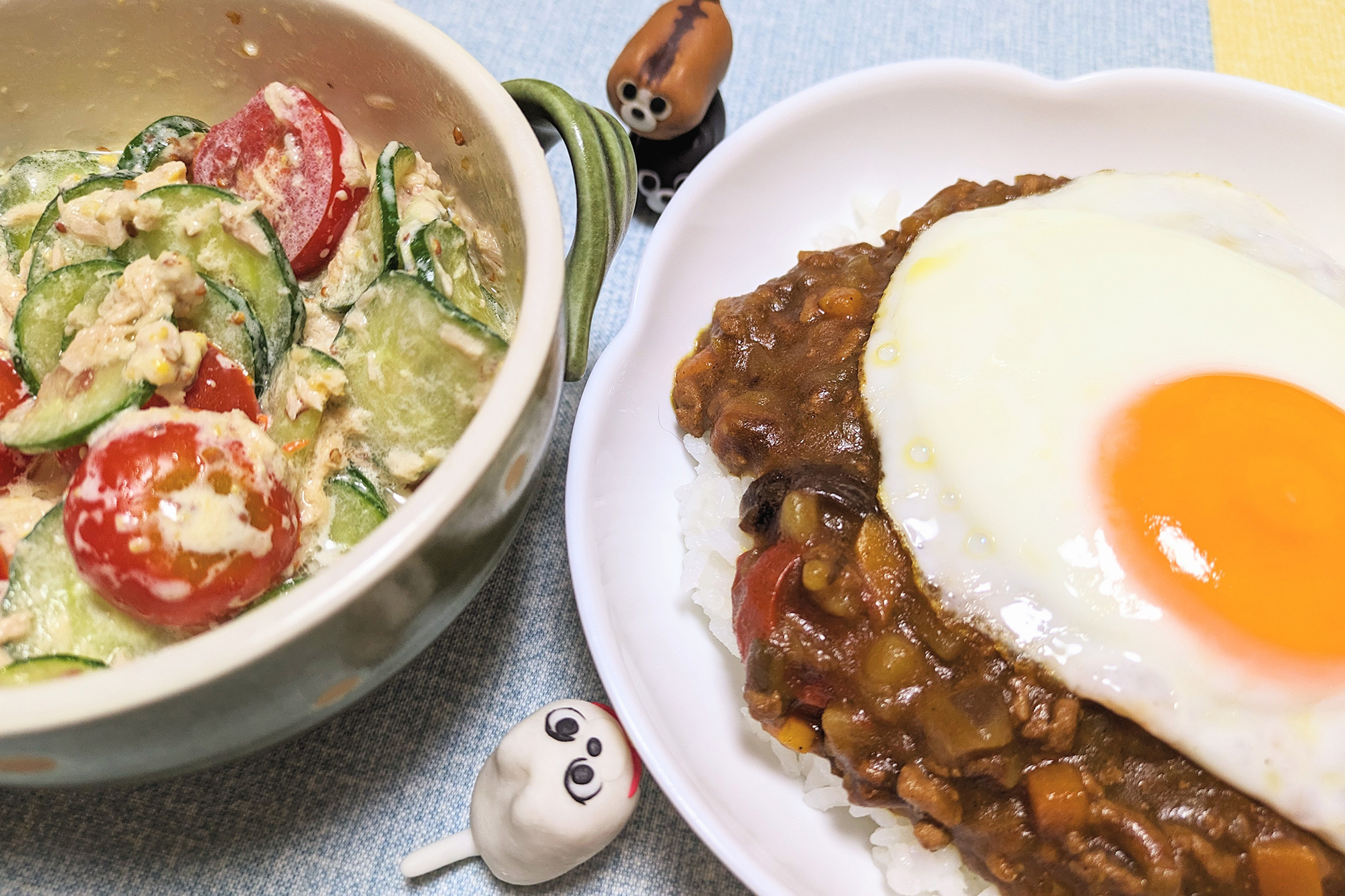 サラダと野菜たっぷりのキーマカレーを見つめるBADCAT