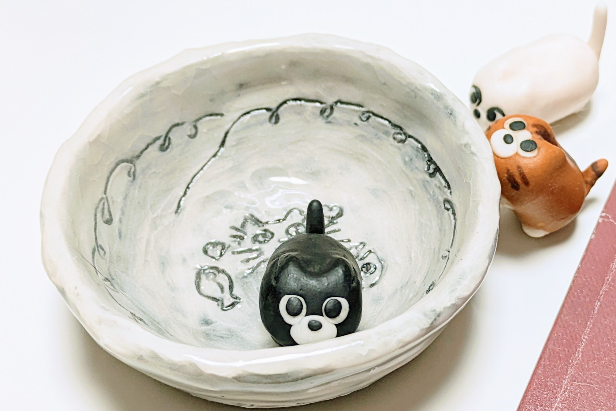 小鉢を調べるバット