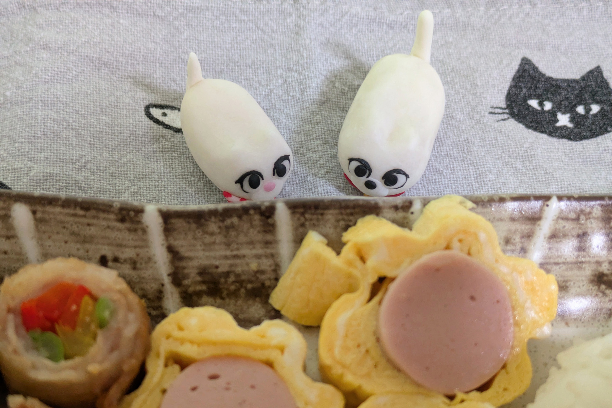 桜の形のたまごやきとマリーとハニー