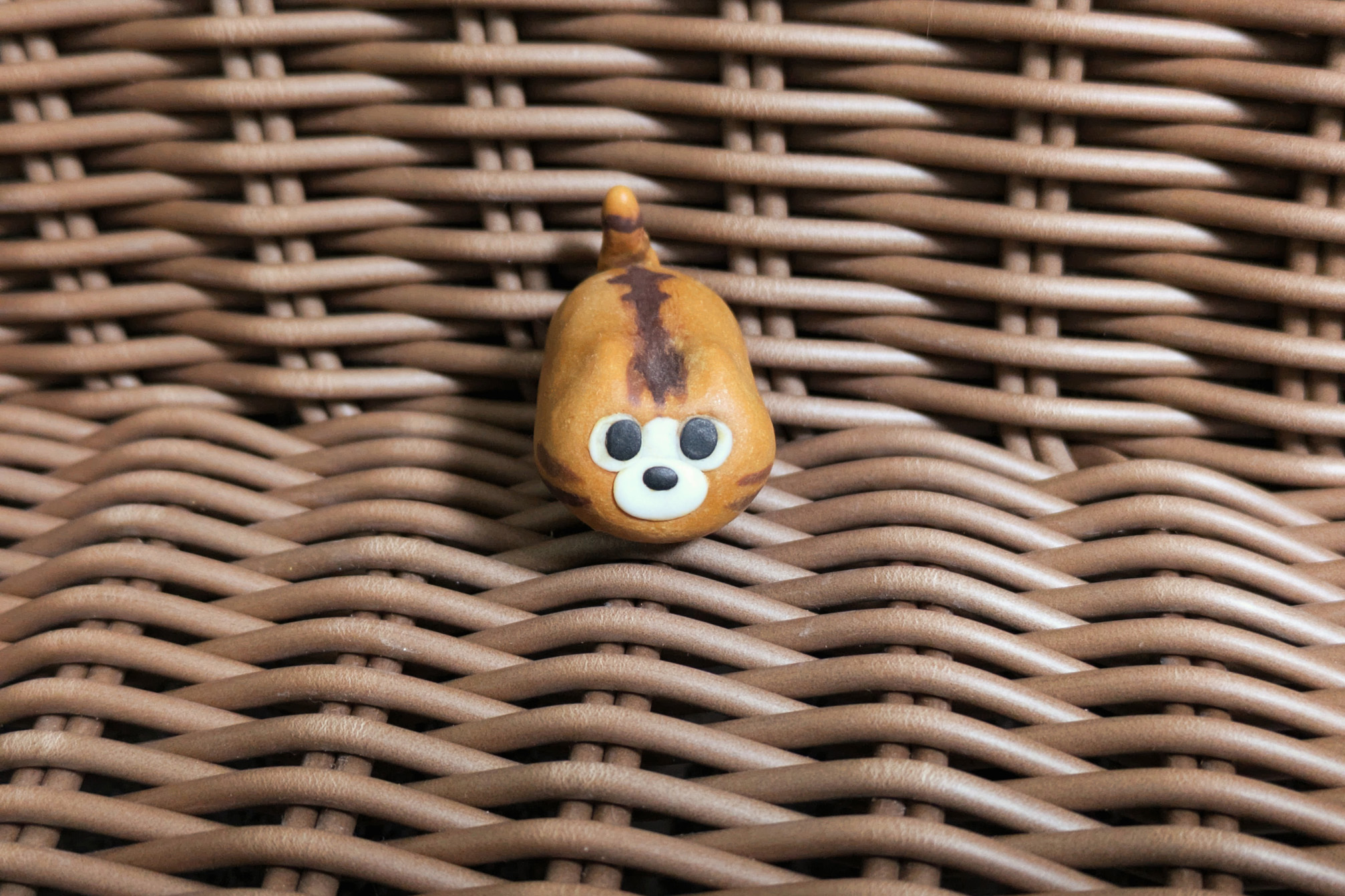 空っぽのおやつカゴの中のチャーリー