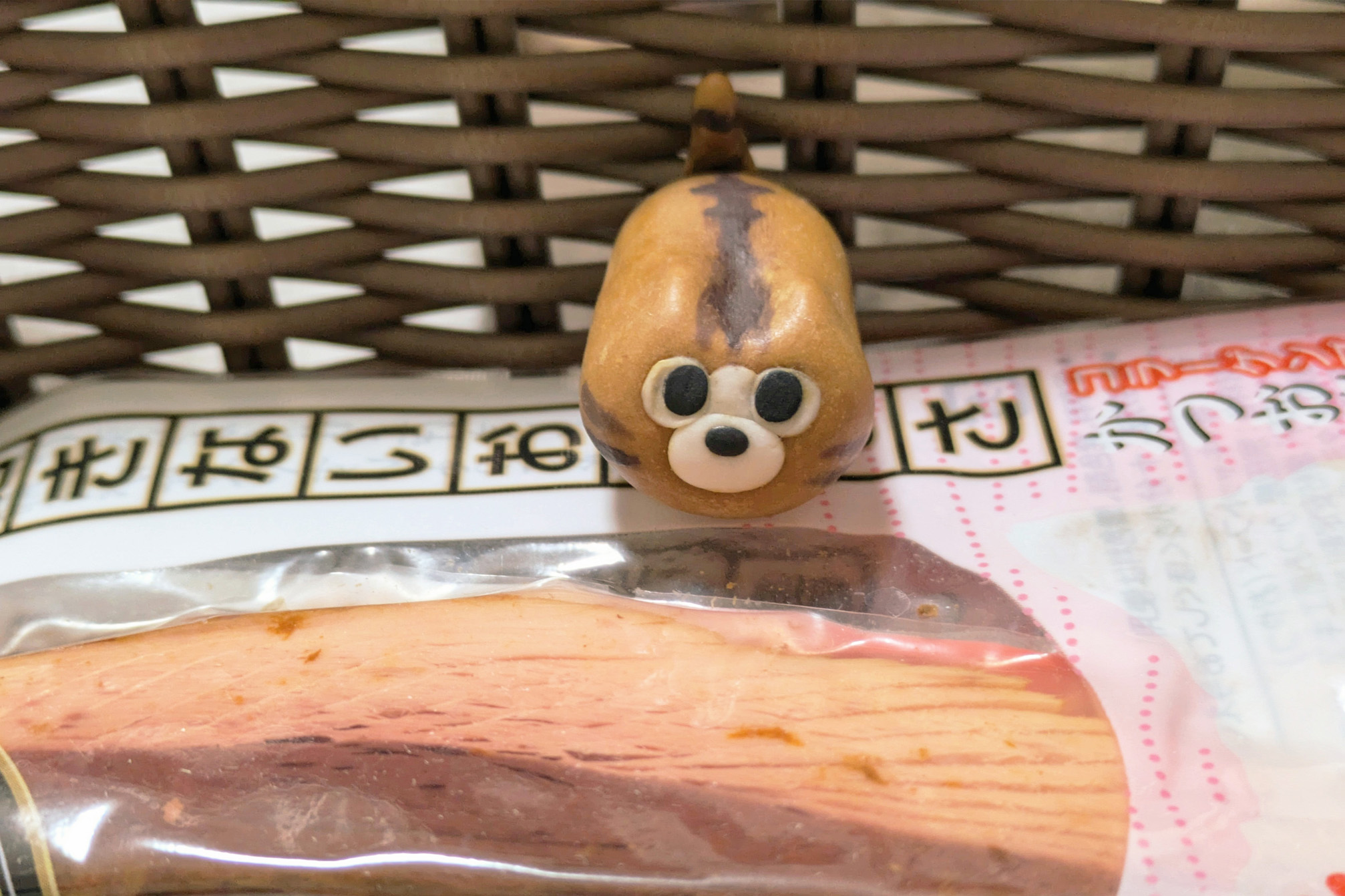 おやつが入ったカゴの中のチャーリー