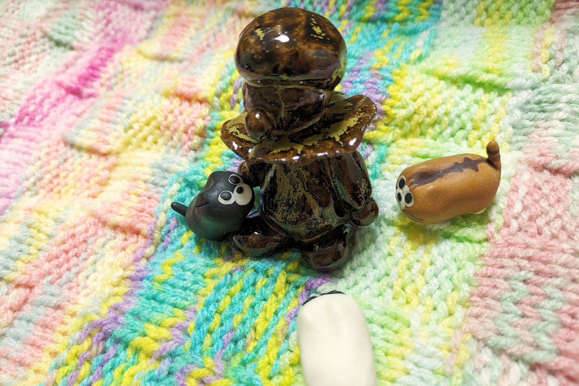 手作りの陶器のピエロとBADCAT