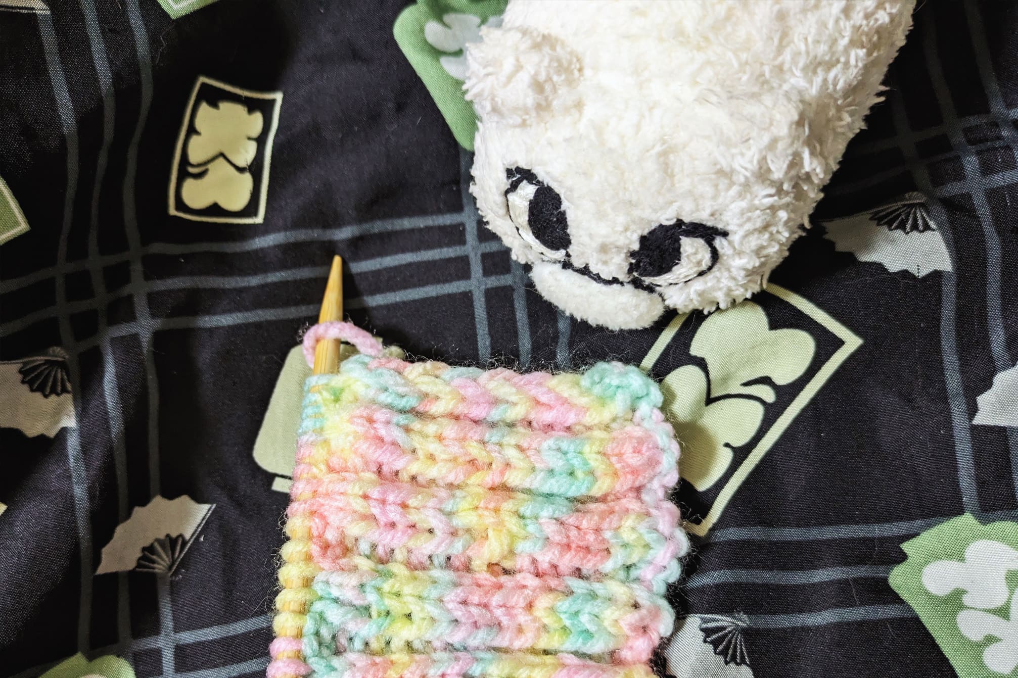 編み途中のコースターとマリー